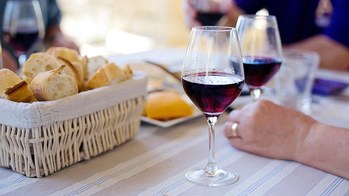 Quante persone a tavola al ristorante in zona gialla e bianca