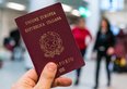 Passaporto, scatta l'aumento. Cosa cambia davvero per gli italiani dal 1° dicembre 2025