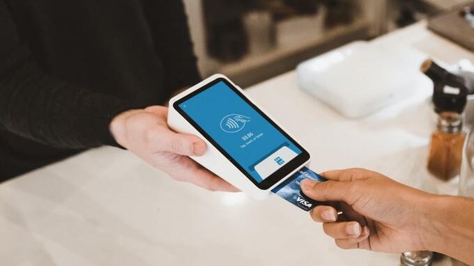Collegamento obbligatorio tra POS e registratore di cassa, le imprese rischiano sanzioni fino a €4.000