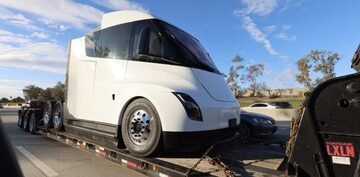Tesla Semi avvistato poco prima del lancio
