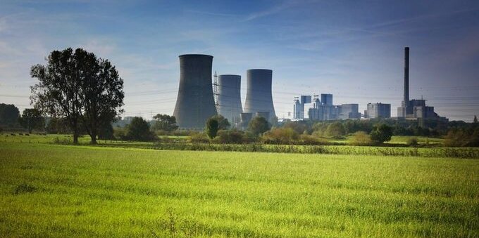 Crisi energetica, il governo inserisce il nucleare tra le fonti rinnovabili: “Pale eoliche e pannelli solari non bastano”