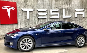 Come ha fatto Elon Musk a trasformare Tesla in un'azienda da $1.000 miliardi?	