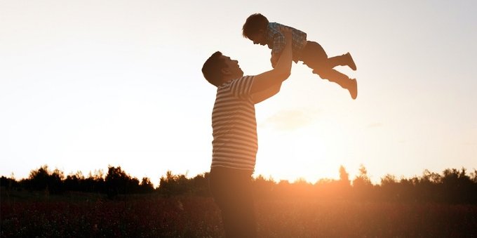 Congedo di paternità di 3 mesi retribuito: un'azienda lo prevede