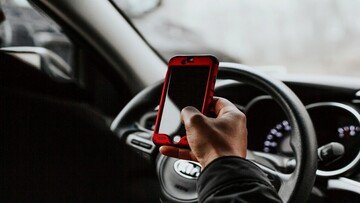 Cellulare alla guida, sta per cambiare tutto