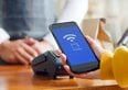 Perché spendiamo di più quando paghiamo con lo smartphone rispetto ai contanti