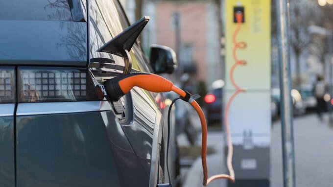 Ricarica dell'auto elettrica con carta o app: differenze di costi e commissioni