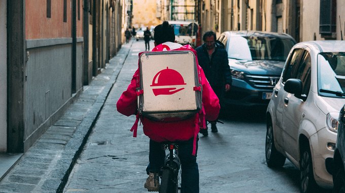 Food delivery, se il rider è sfruttato rischia anche il ristorante. L'indagine della Procura