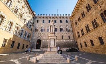 Azioni MPS in ripresa con Lovaglio, focus sui conti. Cosa succede con Mediobanca e non solo