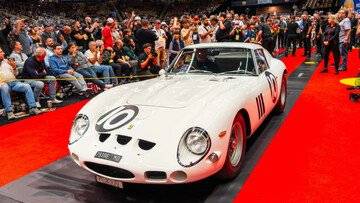 Da bambino sognava di guidare una Ferrari, oggi colleziona supercar da milioni di dollari