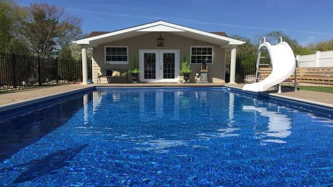 Occupano una casa di 250 metri quadrati con piscina. Chiedono €15.000 per lasciare la proprietà 