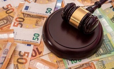 Donna che aveva tre lavori a tempo pieno condannata a rimborsare 73.000 euro