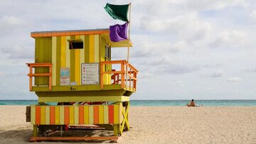 A Tenerife sventola la bandiera viola. Ecco cosa significa