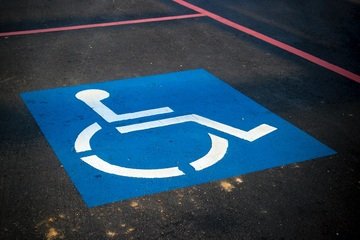 Multa più alta per chi parcheggia nel posto disabili: cosa cambia nel 2021
