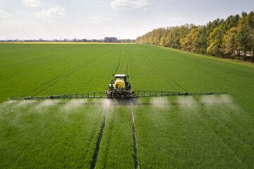 Glifosato: fa discutere il via libera per il pesticida, nonostante i rischi per la salute umana e la biodiversità