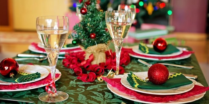 Cenone e pranzo di Natale, le regole a tavola: i consigli tra mascherine, distanza, tampone e green pass