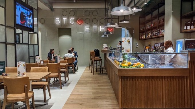 Caffè e spesa si pagano con le criptovalute: l'innovazione sbarca a Roma