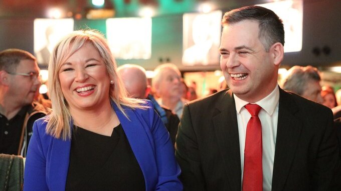 Michelle O'Neill: chi è la donna che vinto le elezioni in Irlanda del Nord e cosa può succedere adesso