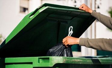 Multe per chi riempie «troppo» i bidoni della spazzatura 