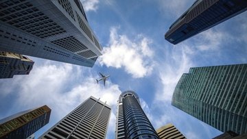 Azioni: boom per compagnie aree e settore immobiliare, ecco perché