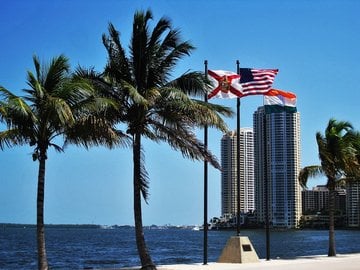 Dentro il «bunker dei miliardari» di Miami, l'isola segreta dove vivono Jeff Bezos e Mark Zuckerberg