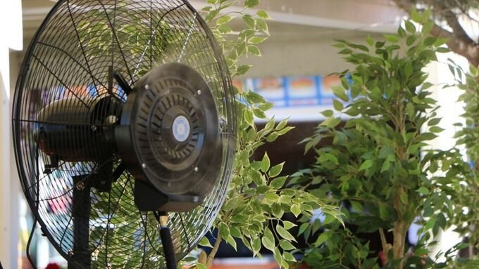 Come usare al meglio il ventilatore: consigli per rinfrescare casa senza sprechi