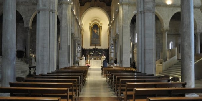La crisi energetica colpisce anche la chiesa: le parrocchie spengono le luci e riducono le messe contro il caro bollette
