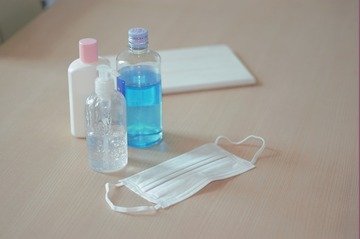 Bevono disinfettante per le mani per ubriacarsi e muoiono: ecco dove è successo
