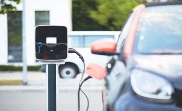 Auto elettrica, attenzione a come ricarichi. Stessa colonna ma tre tariffe diverse 
