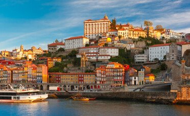 In Portogallo i lavoratori italiani non pagano le tasse. Stipendio medio da €2.000 netti