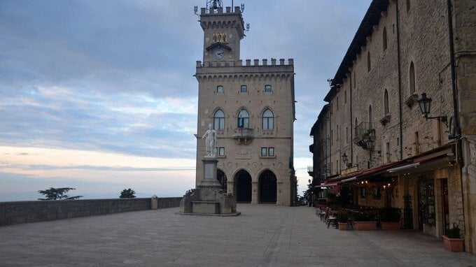 San Marino è più ricco dell'Italia, guadagni di più e vai in pensione prima