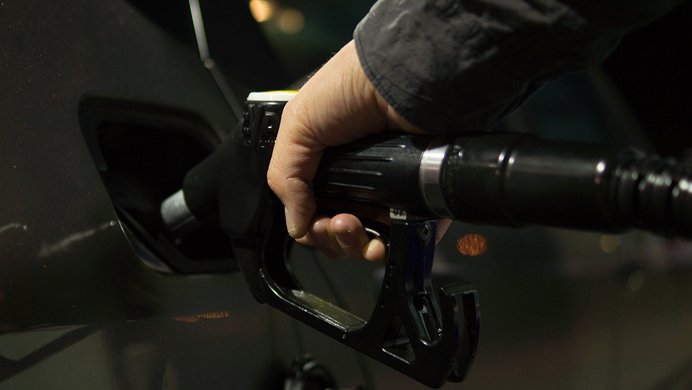 Benzina, si interrompe il trend al ribasso: il prezzo alla pompa torna a salire