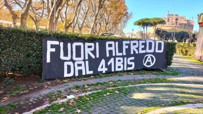 Alfredo Cospito: chi è, perché si trova in carcere e perché gli anarchici lo vogliono libero