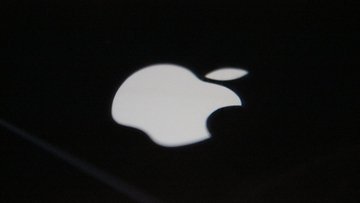Azioni Apple in rosso: l'azienda taglia le stime sui ricavi a causa del Coronavirus