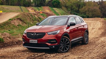 Opel Grandland X Hybrid4: foto, prezzi e caratteristiche del SUV ibrido