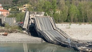 Crolla un ponte a Massa Carrara: due furgoni coinvolti, sfiorata la tragedia. VIDEO
