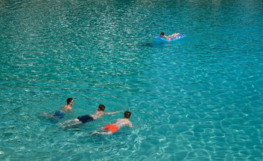 Coronavirus, fare il bagno al mare è pericoloso? Il parere degli esperti