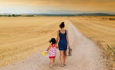 Bonus mamme in busta paga, per chi resta nel 2025 e per chi slitta al 2026?