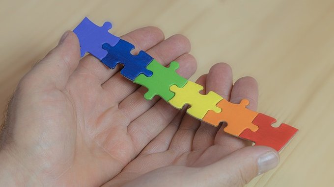 “I genitori gay vanno riconosciuti da tutti i Paesi”, cosa significa la proposta avanzata dall'Unione europea