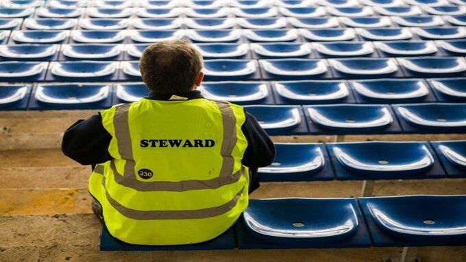 Quanto guadagna uno steward allo stadio (e come diventarlo)