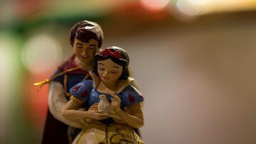 Il bacio a Biancaneve diventa un caso: ma è davvero un reato?