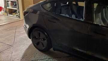 Il finestrino di una Tesla Model 3 esplode all'improvviso: il video