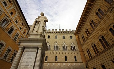 Azioni MPS sotto esame, il CDA pronto a licenziare Lovaglio. Il nome del CEO che piace davvero, non è Corrado Passera