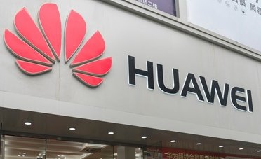 Huawei lancia Pura X Max. Parte la sfida ad Apple e Samsung
