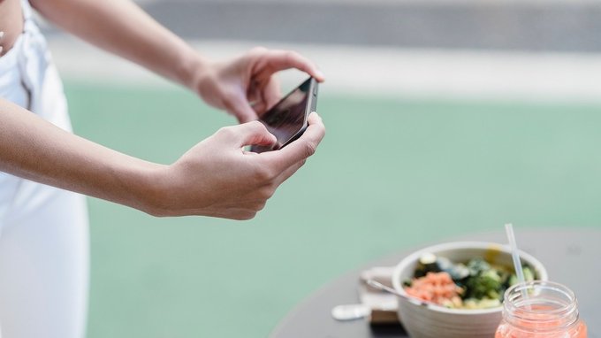 Francia contro influencer: cosa rischia chi promuove prodotti pericolosi 