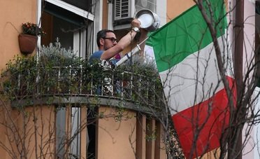 Flashmob balconi oggi 23 marzo: cosa si canta? Testo e canzone