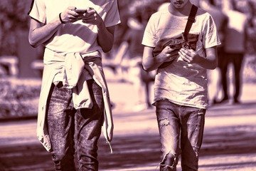 Vietato usare lo smartphone mentre si cammina: ecco dove