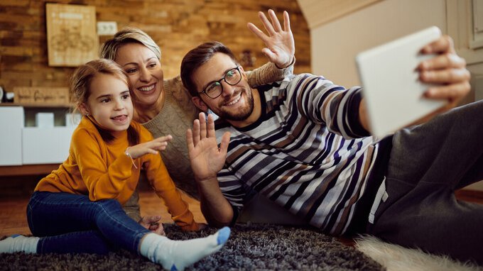 Stop ai genitori influencer, arriva il limite alle foto dei bambini online anche in Italia?