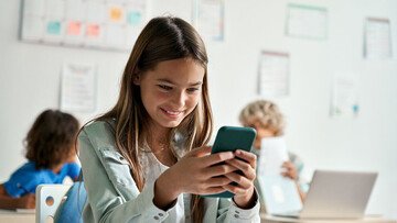 Scuola, stop ai cellulari in aula: la nuova battaglia del ministro Valditara