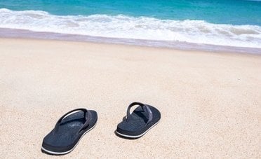 Sai che se ti fai male in spiaggia hai diritto al risarcimento? Ecco quando e chi deve pagare