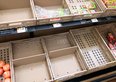 Scaffali vuoti nei supermercati, frutta, verdura e gelati vanno a ruba. Succede in Francia